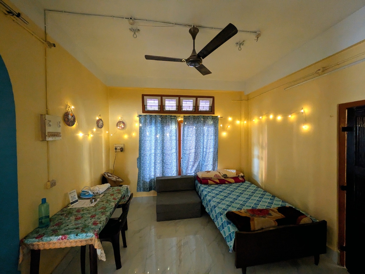 კომფორტისთვის ხელმისაწვდომია გასაშლელი დივანი.