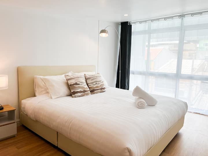 Lit King Size confortable au dernier étage + draps propres + oreiller supplémentaire + serviettes pour vous 
