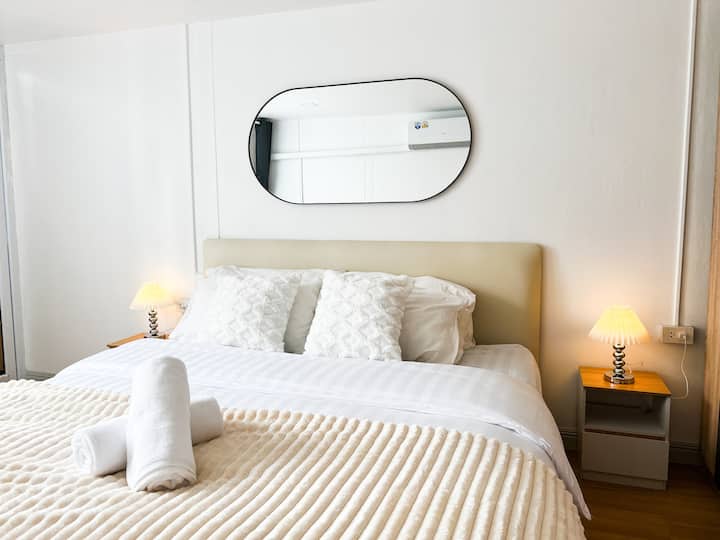 Lit King Size confortable + draps frais + oreiller supplémentaire + serviettes pour vous 