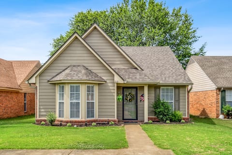 Stylish & Cozy~5 min to Landers CTR+ Fenced Yard!
