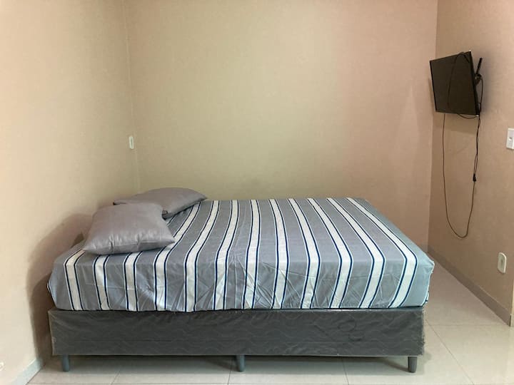 1 საძინებელში არის ორი საწოლი, ერთი ორადგილიანი და ერთი ერთადგილიანი, ასევე, აქვს კონდიციონერი, ტელევიზორი და სააბაზანო.