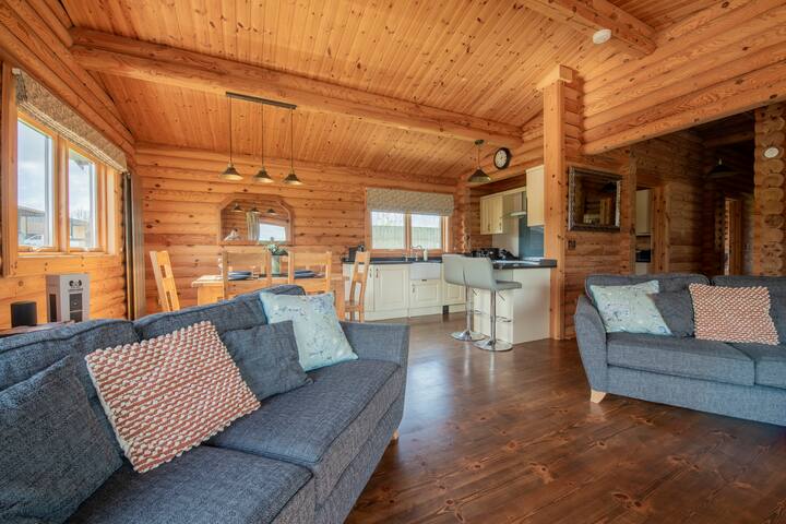 Charming Log Cabin With Hot Tub On Yorkshire Farm - North Yorkshire