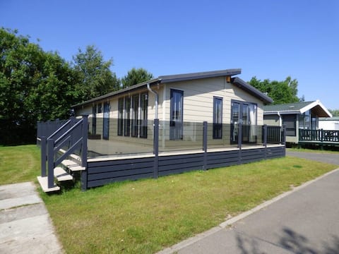 Luxury 4 berth lodge, quiet location in Skegness.