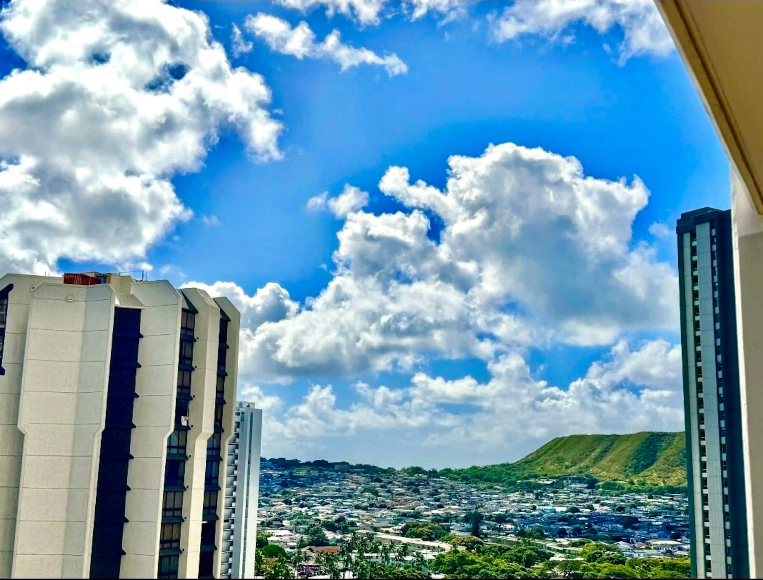 Condo in Honolulu · ★4.89 · 1 bedroom · 3 beds · 1 private bath - Image 24