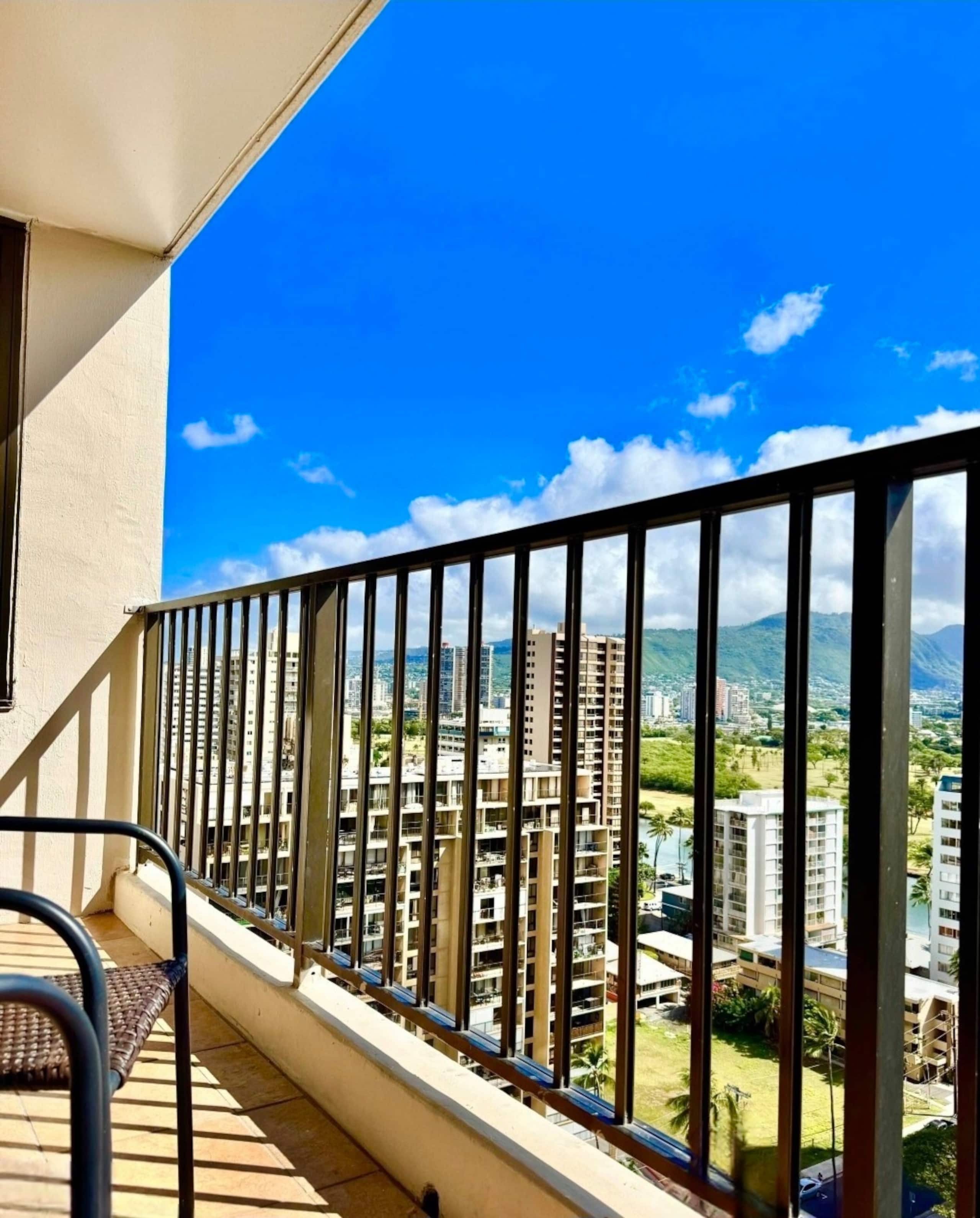 Condo in Honolulu · ★4.89 · 1 bedroom · 3 beds · 1 private bath - Image 25