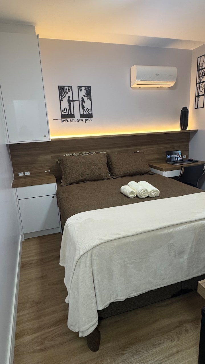 Апартамент с двойно легло, домашен офис, голям и просторен гардероб. Индиректно осветление, домашен офис, балкон с хамак с изглед към морето.  
Голяма баня със страхотен душ. 
Има 4 възглавници, 2 хавлии за баня, 2 кърпи за лице. Допълнително спално бельо