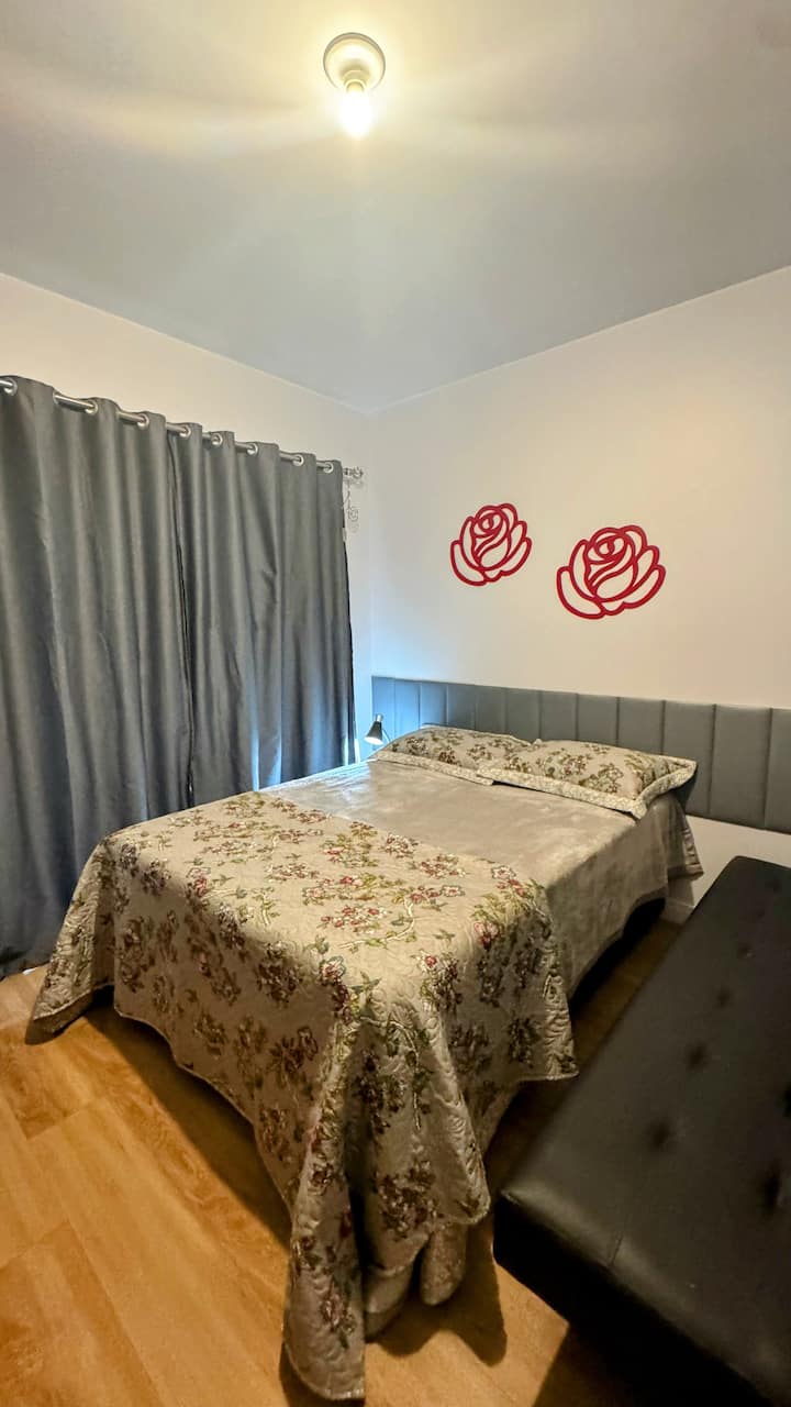 Тази стая има изход към балкона. Разполага с климатик и телевизор. Има и разтегателен диван, ако искате да включите детето си в стаята. 