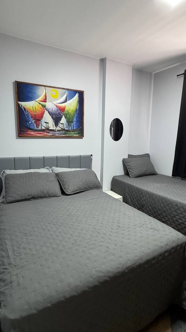 Спалня с 2 двойни легла и 1 суперголямо единично легло. Климатик, тъмна завеса, гардероб, скрин и закачалка. 
Състои се от 6 възглавници, 3 хавлии за баня и 3 кърпи за лице. 
