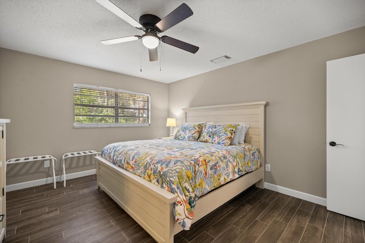 Chumba kikuu cha kulala chenye mapumziko, chenye kitanda cha ukubwa wa King ambacho ni kizuri kwa ajili ya kupumzika baada ya siku ya kujifurahisha.