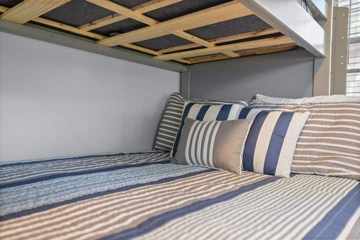 Starehe na ya kufurahisha kwa watu wa umri wote. Kitanda hiki cha ghorofa ni kizuri kwa watoto au hata watoto moyoni, kinatoa sehemu nzuri ya kulala.