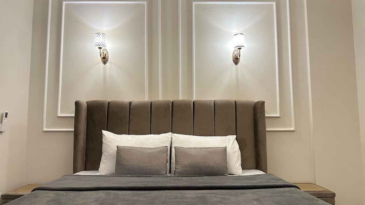 Влезте в наистина просторна спалня, проектирана за вашия максимален комфорт и почивка