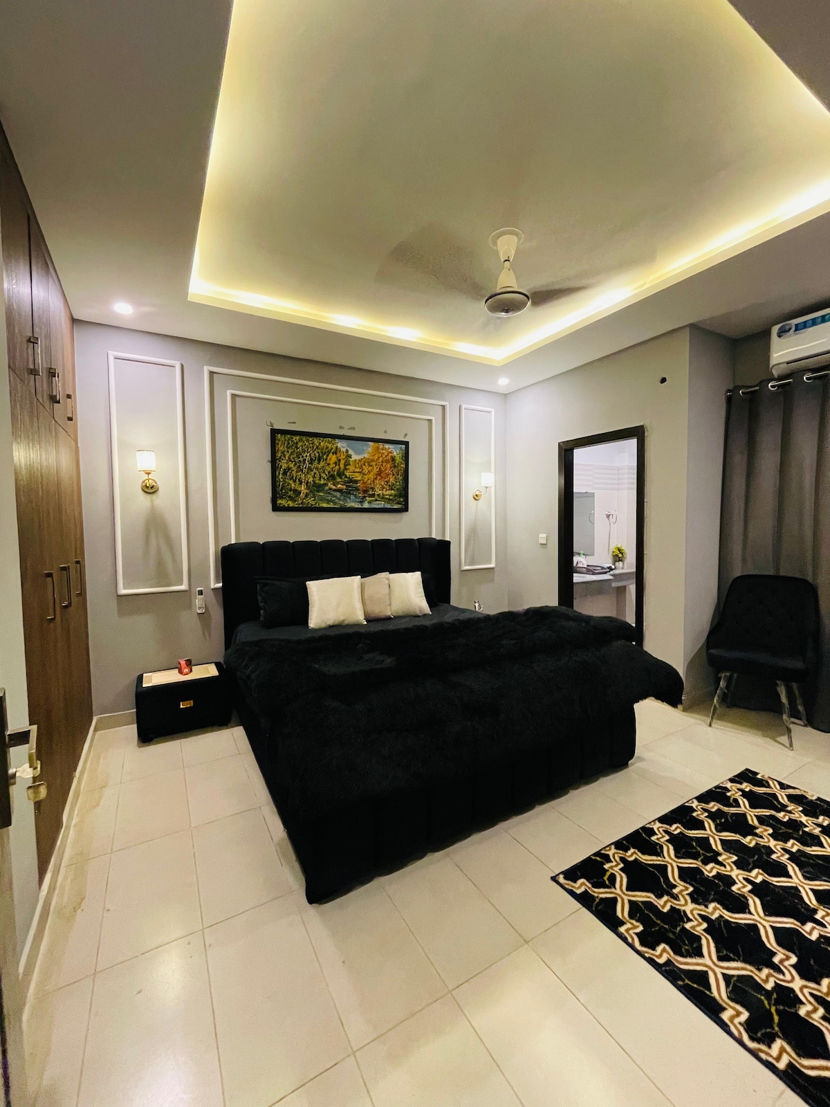 Добре дошли в дома си далеч от дома. Тази спалня разполага с внимателно проектиран интериор, оборудван с огледало в цял ръст и табуретка, което улеснява подготовката сутрин и напълно се отпуснете през нощта