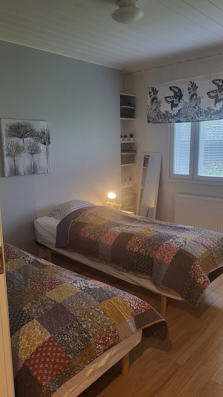 Cette pièce est de la même taille que la chambre 1. En plus des lits, la chambre dispose d'un espace de rangement avec porte coulissante pour les vêtements et les effets personnels. La fenêtre est équipée d'un rideau occultant. Il y a une fenêtre de ventilation au bord de la fenêtre.