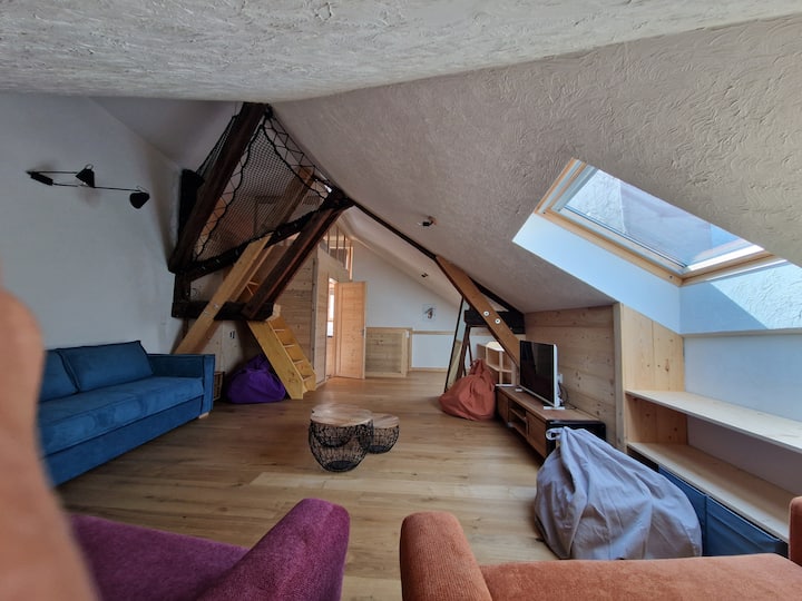 Поднос с достатъчно място за вечерта ви пред смарт телевизора.
Условия за спане:
       - 1 разтегателен диван за двама души – 160 x 200 см
       - 2 единични разтегателни дивана – 70 х 200 см
       - 2 легла 70 х 200 см за планинския ъгъл
       


