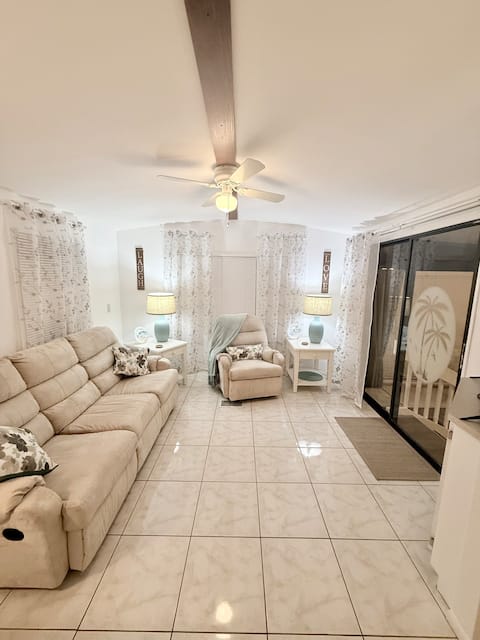 Popular Airbnb listing: Coastal Cottage in North Fort Myers