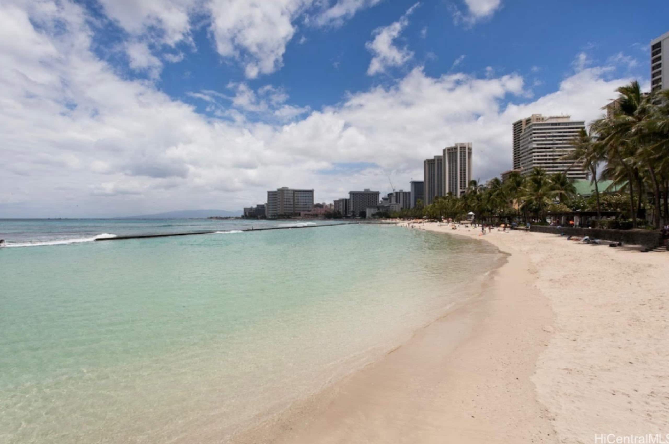 Condo in Honolulu · ★4.98 · Studio · 1 bed · 1 private bath - Image 11