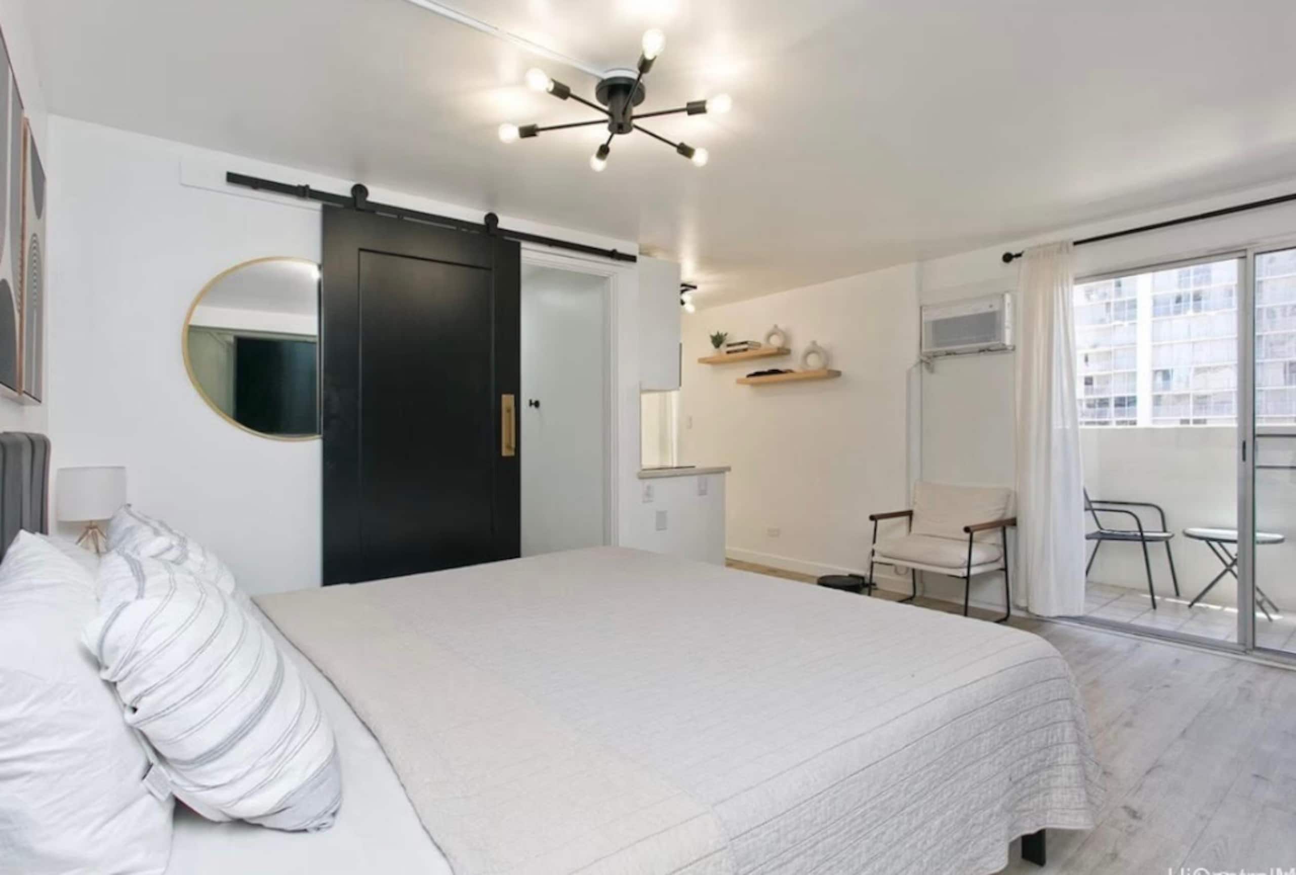 Condo in Honolulu · ★4.98 · Studio · 1 bed · 1 private bath - Image 9