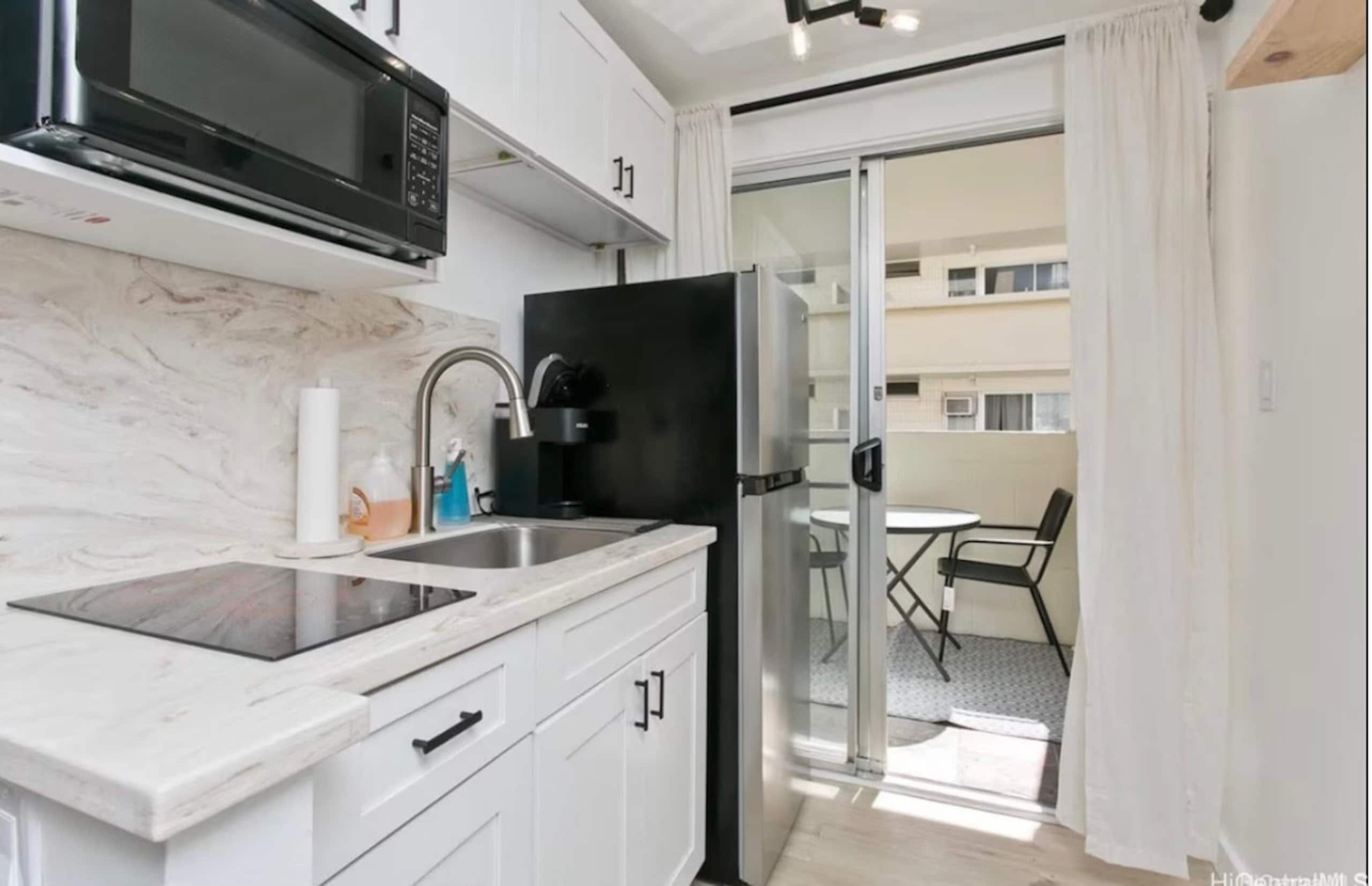 Condo in Honolulu · ★4.98 · Studio · 1 bed · 1 private bath - Image 2