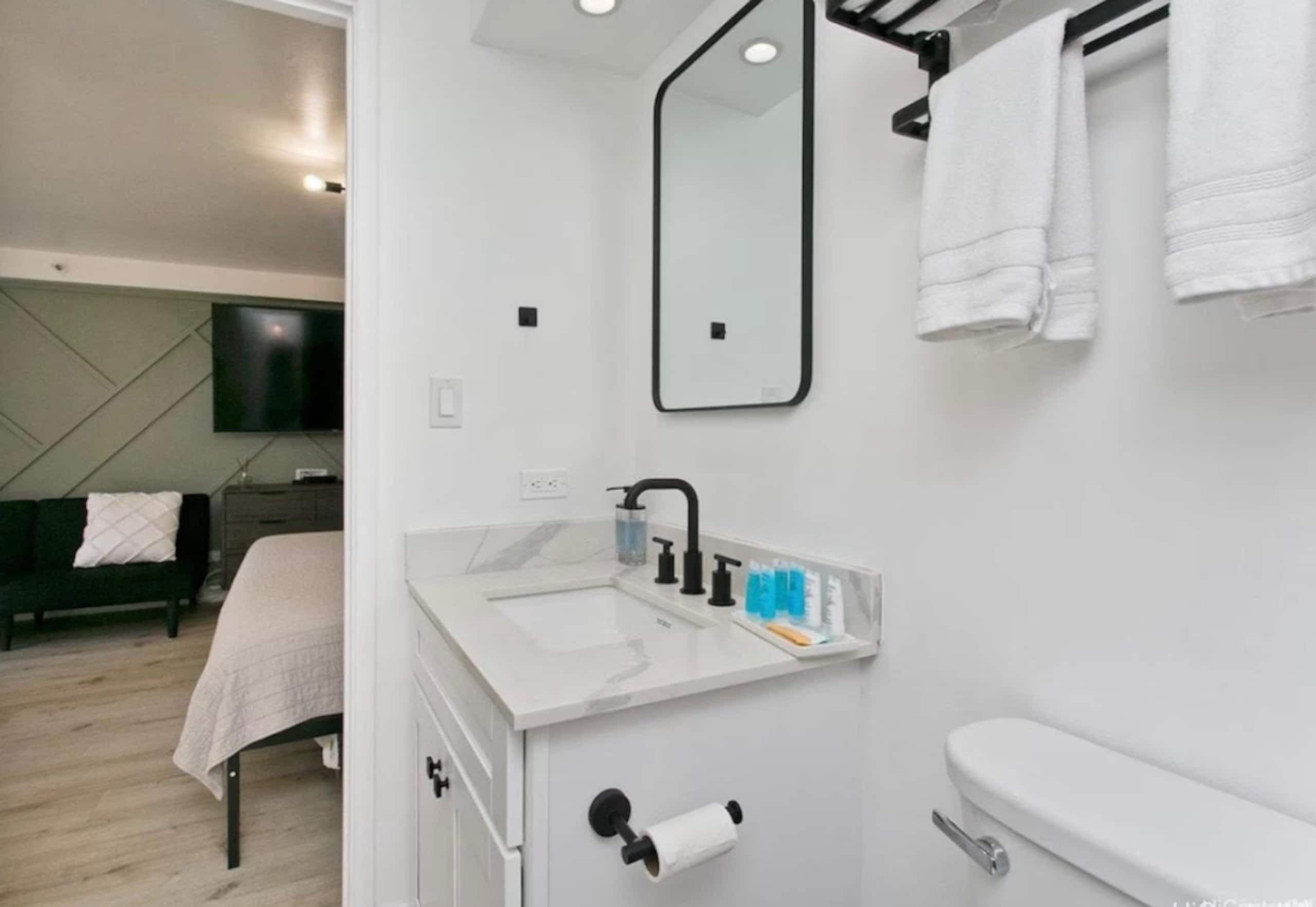 Condo in Honolulu · ★4.98 · Studio · 1 bed · 1 private bath - Image 4