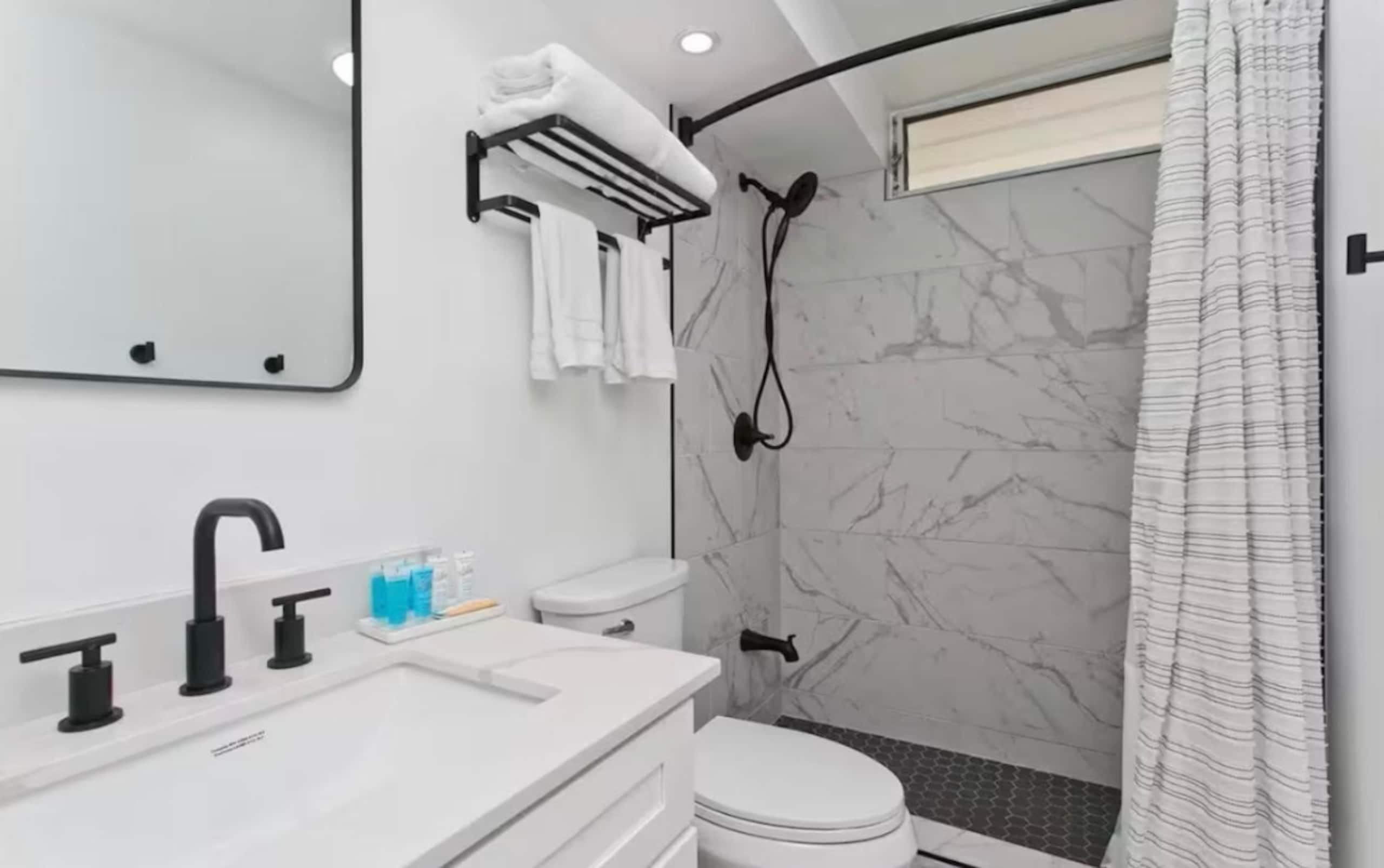 Condo in Honolulu · ★4.98 · Studio · 1 bed · 1 private bath - Image 5