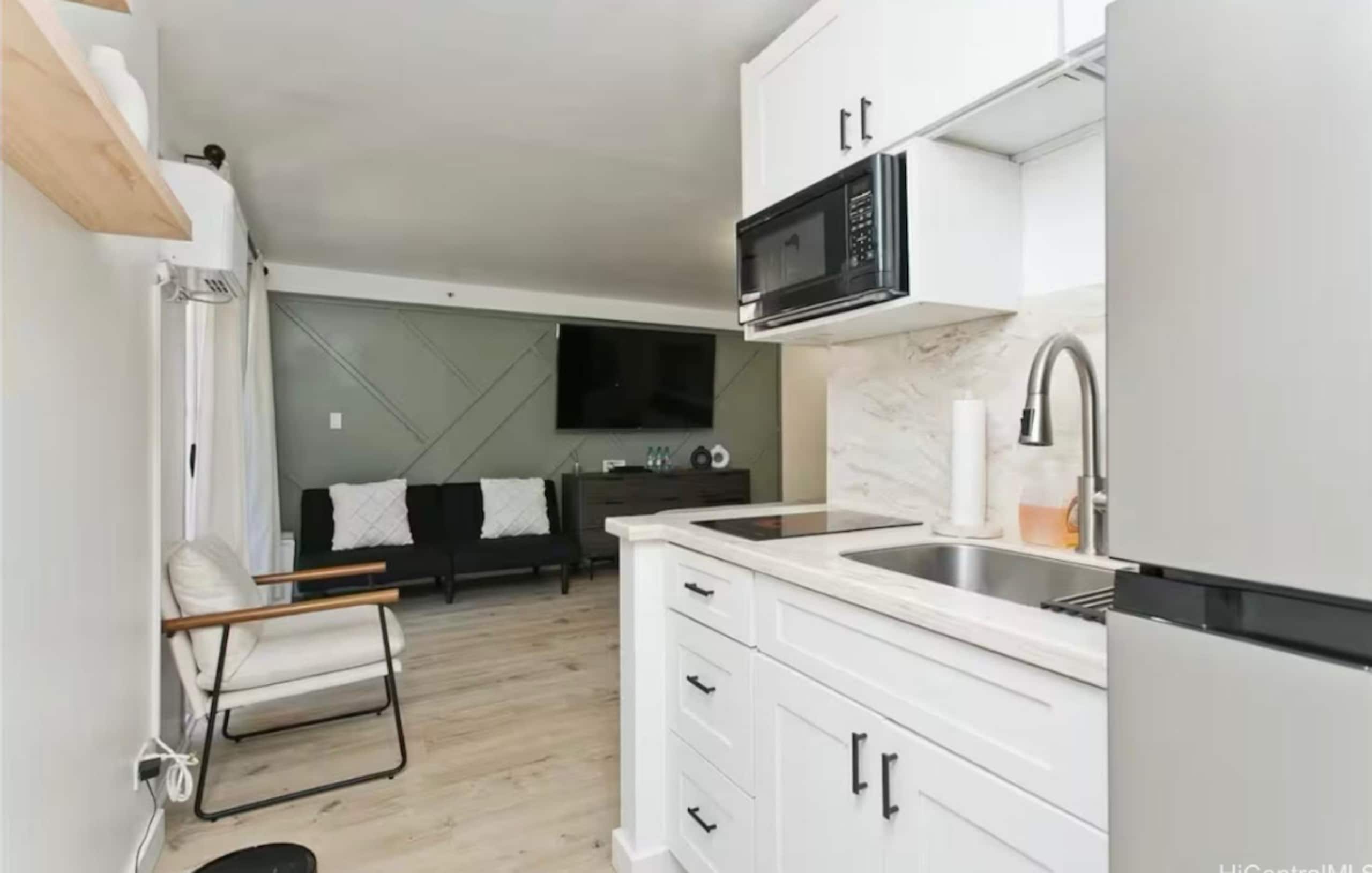 Condo in Honolulu · ★4.98 · Studio · 1 bed · 1 private bath - Image 3