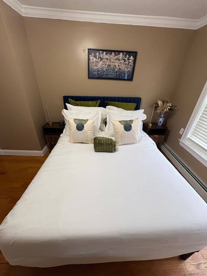 Dhomë gjumi kryesore me një krevat dopio "queen" të rehatshëm