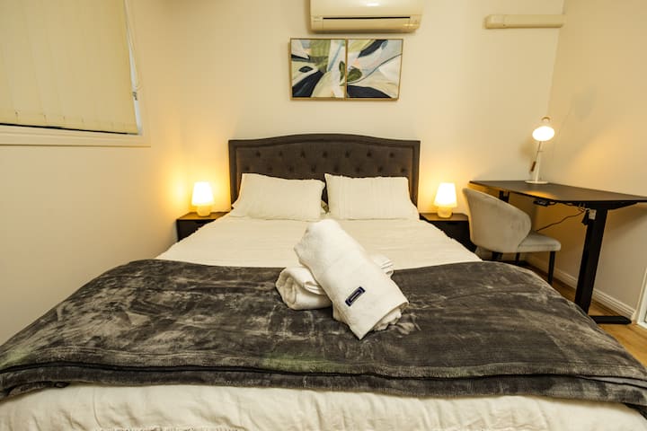 ห้องพักกว้างขวางพร้อมเตียงควีนไซส์ที่สบายสุดๆ โต๊ะข้างเตียง 2 ตัวพร้อมโคมไฟ ตู้เสื้อผ้ากระจกในตัว และโต๊ะทำงานแบบปรับระดับได้เต็มที่ เหมาะสำหรับการทำงานหรือการพักผ่อน เหมาะอย่างยิ่งสำหรับความสะดวกสบายความสะดวกสบายและประสิทธิภาพการทำงาน