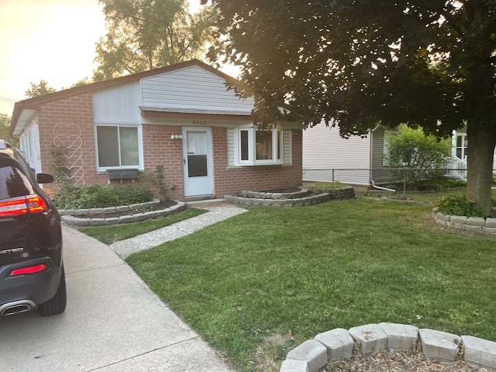 Comfy Home Away From Home - Westland, MI