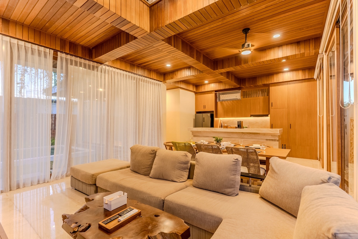 Villa in South Kuta · 3 bedrooms · 3 beds · 3.5 private baths, comparable Airbnb
