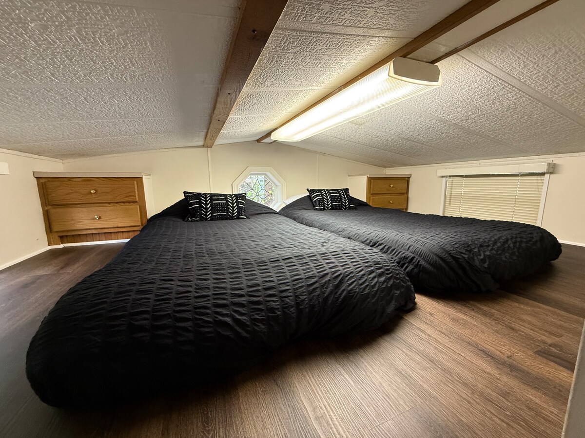 Loft avec deux (2) lits jumeaux.