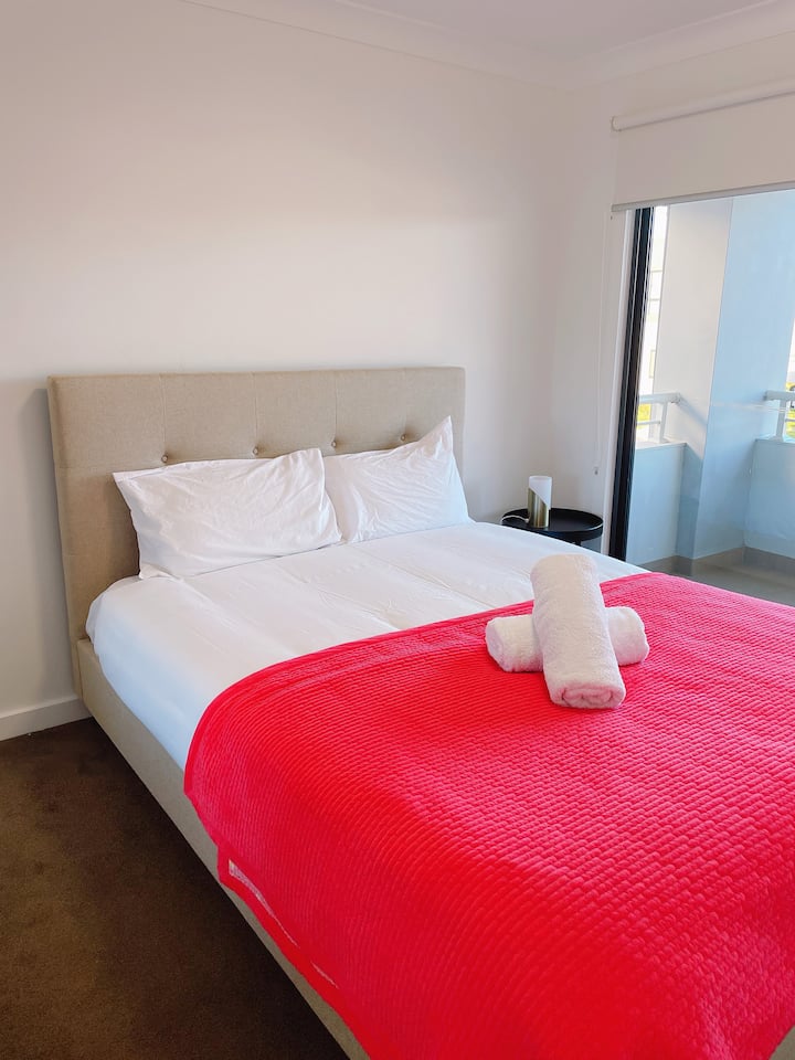 Hay un balcón en la habitación de invitados. 