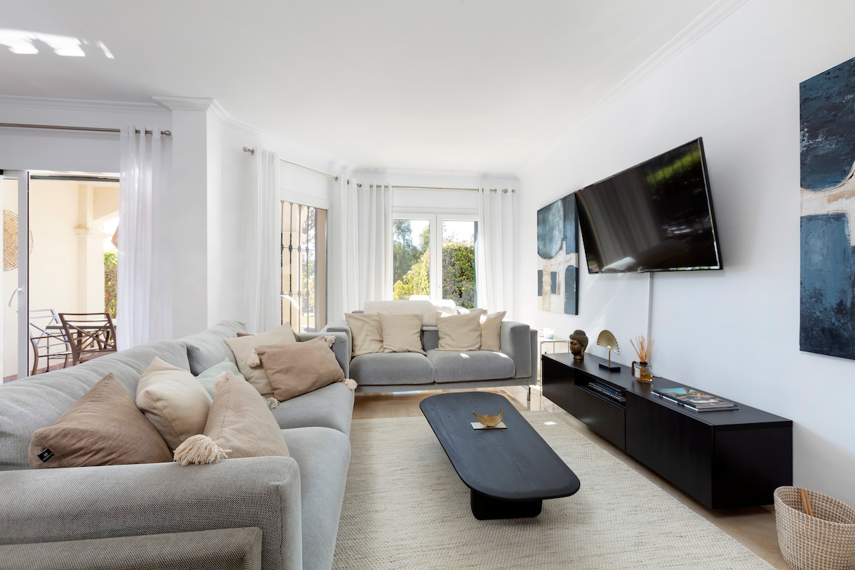 Propiedad de Airbnb exitosa: Stylish 3 Bed w/ Terrace, Views, Garden & 3 Pools en Benahavís