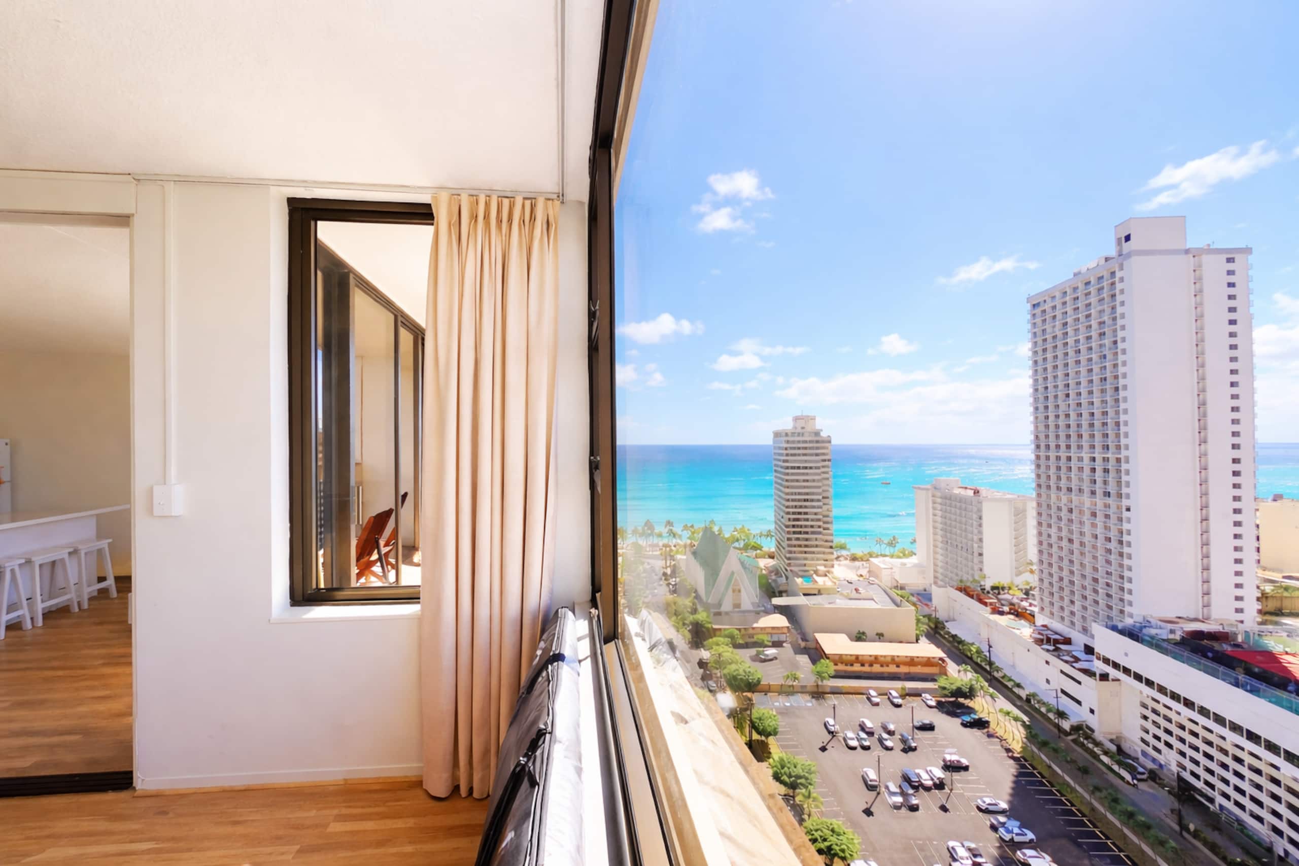 Waikiki Beach Oasis with a Convenient Parking - Image 15