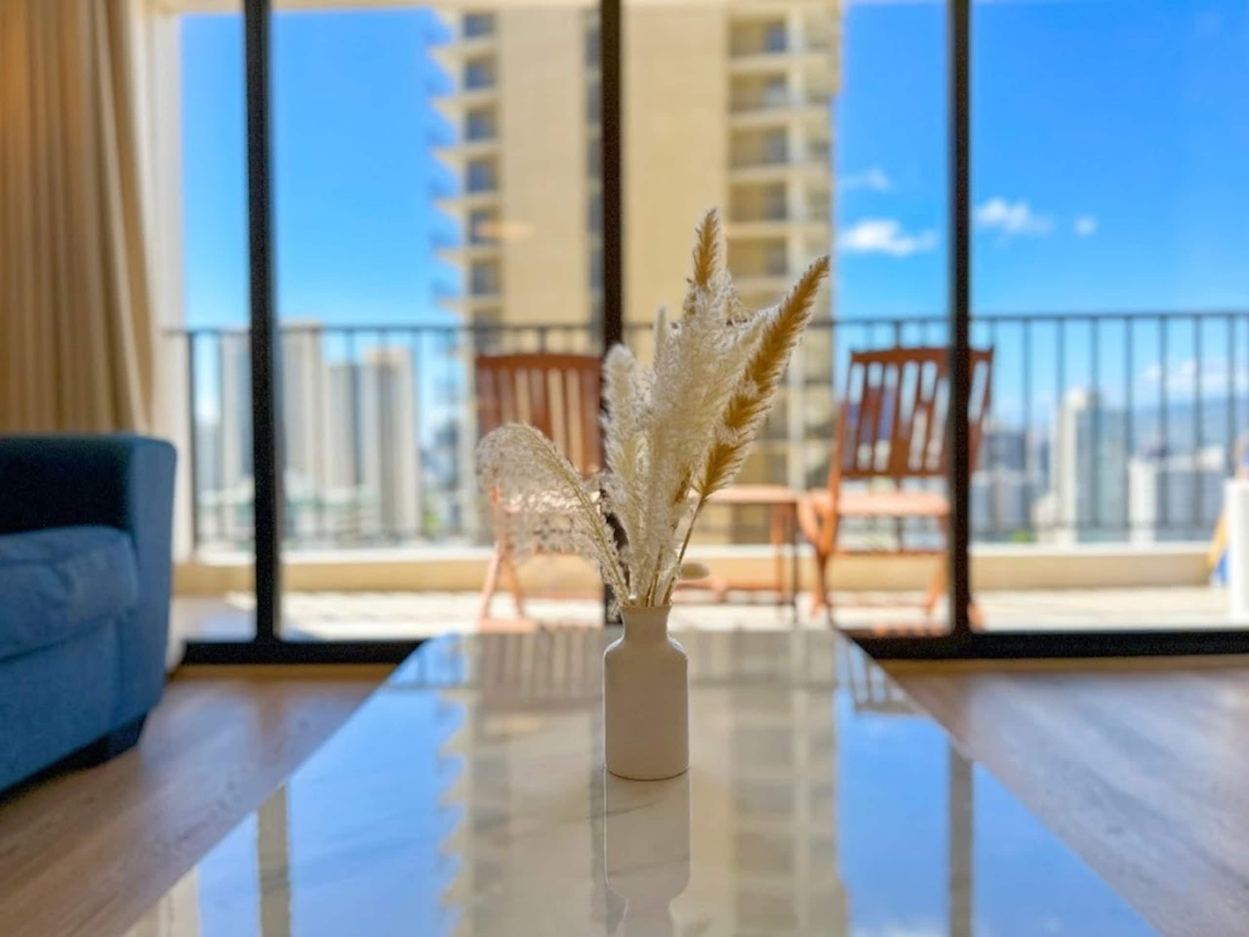 Waikiki Beach Oasis with a Convenient Parking - Image 1