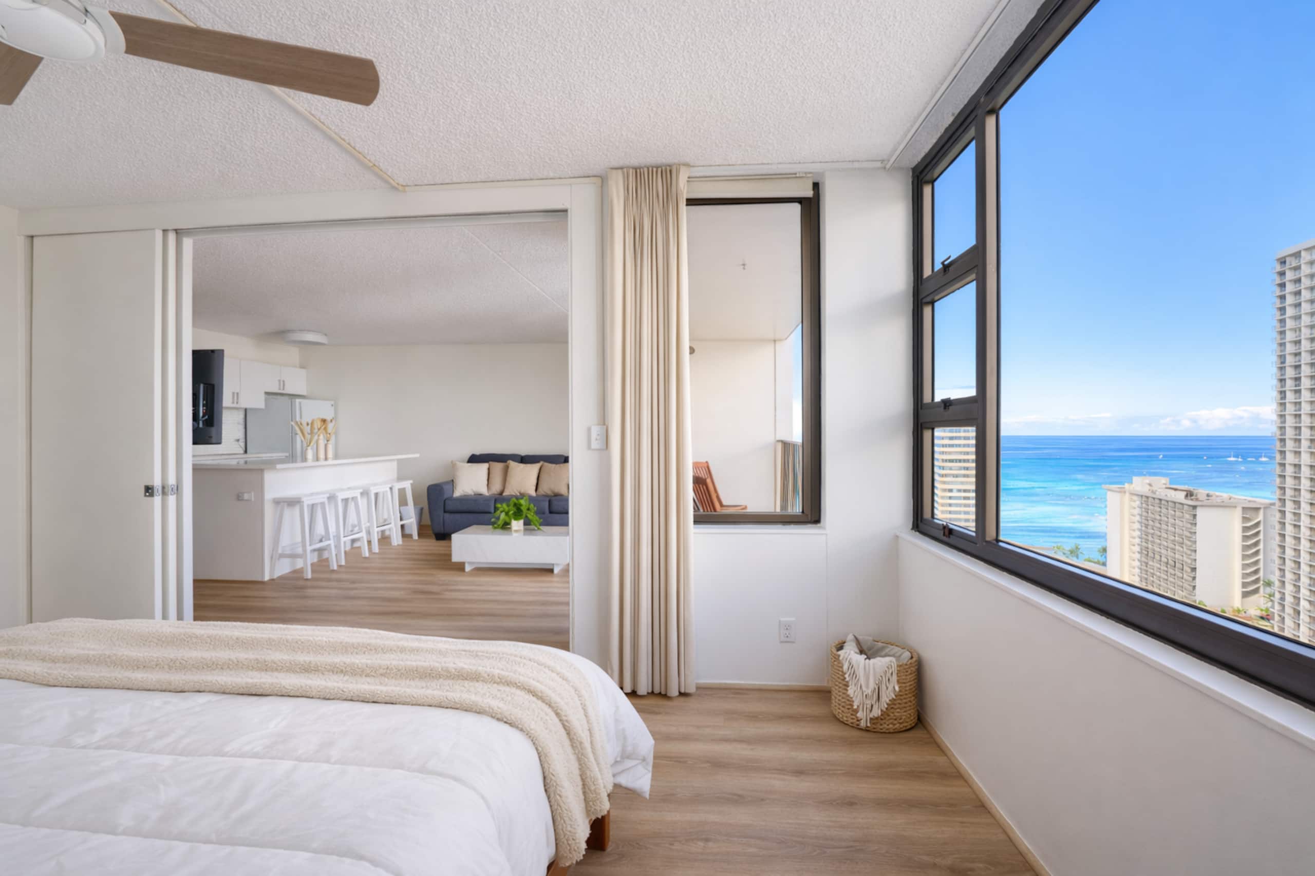 Waikiki Beach Oasis with a Convenient Parking - Image 17