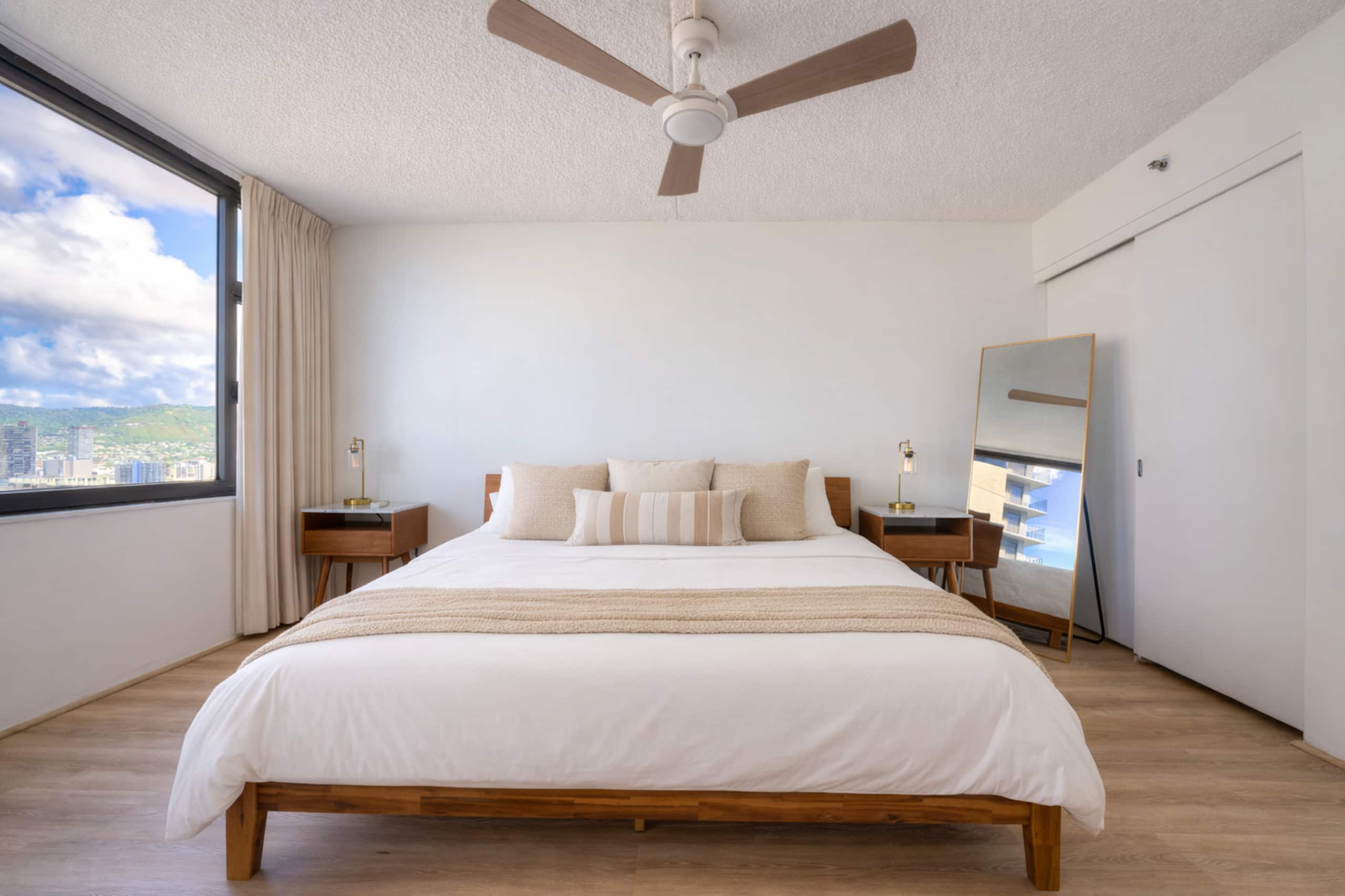 Waikiki Beach Oasis with a Convenient Parking - Image 19