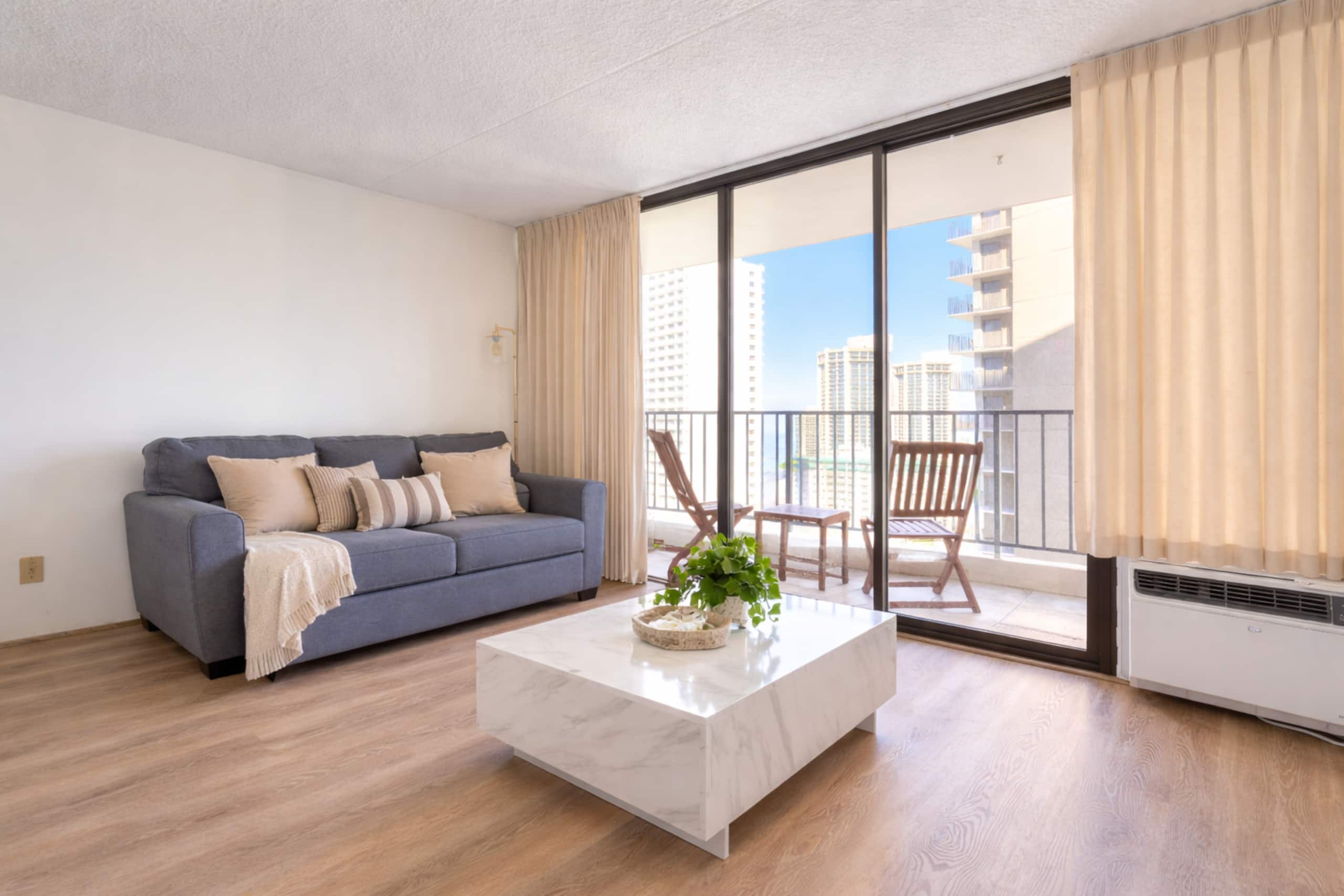 Waikiki Beach Oasis with a Convenient Parking - Image 3