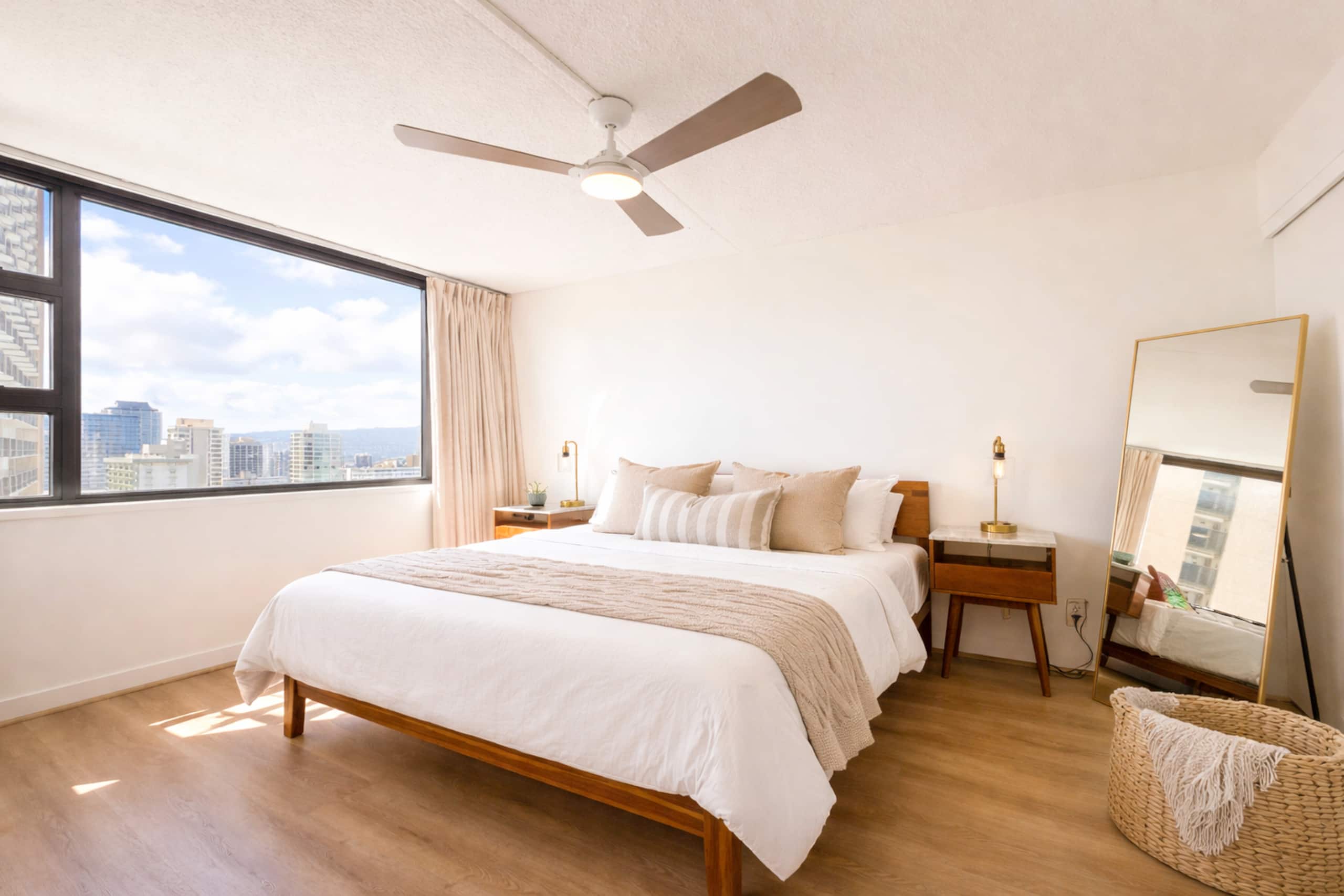 Waikiki Beach Oasis with a Convenient Parking - Image 16