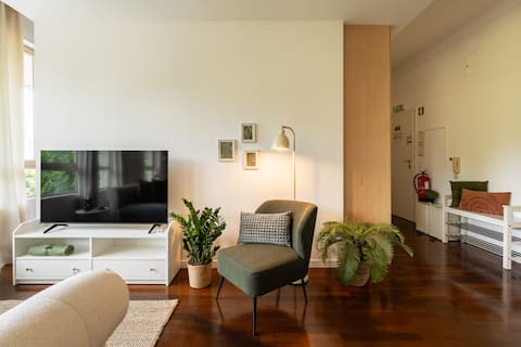Popular Airbnb listing: [Central Gaia•Porto] Free Garage • MaMa Suites in Santa Marinha