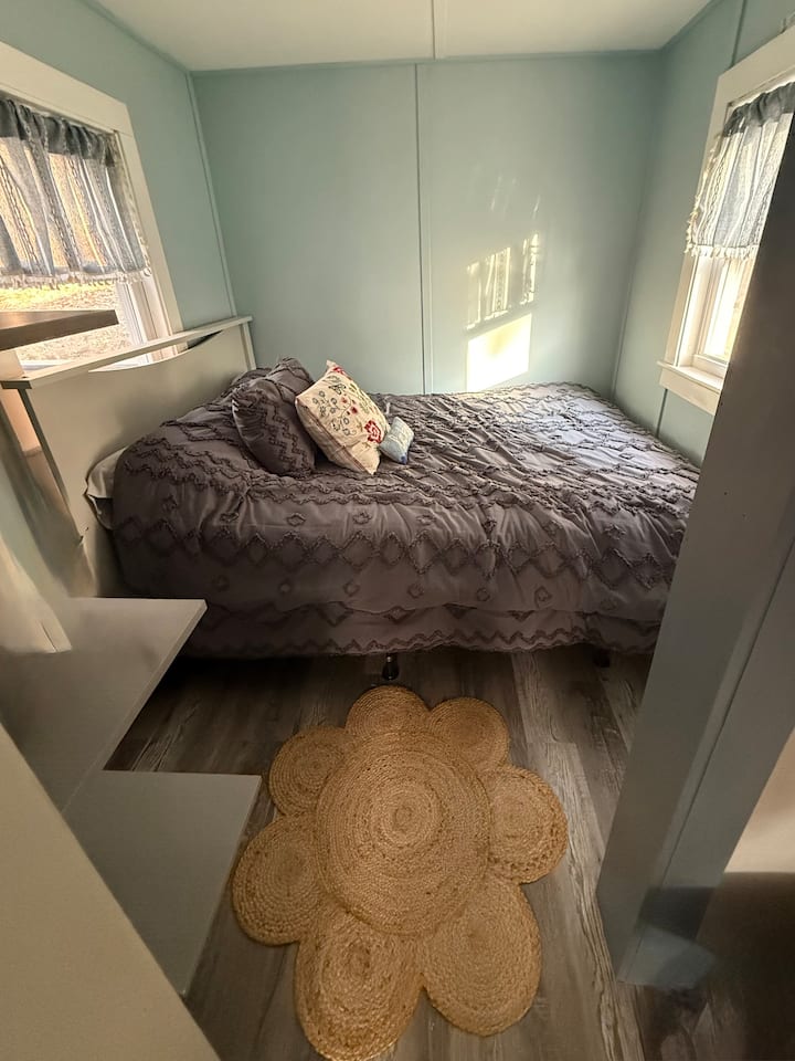 Zeer gezellige slaapkamer met queensize bed en aangrenzende badkamer 