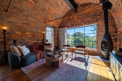 Top Airbnb: Logue | Romantic Spa Escape - Fireplace - EV in Daylesford