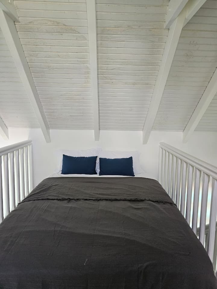 Спалня на мецанин с вентилатор и екран. 