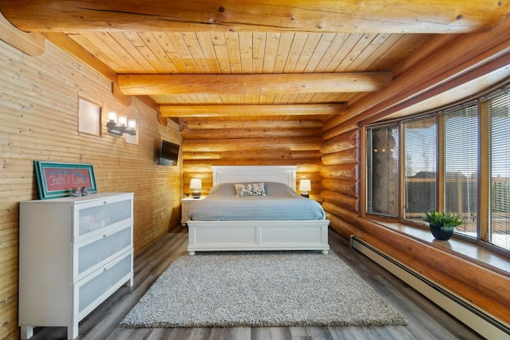 Голямата родителска спалня има двойно легло king size и достатъчно място за пакет и игра или постелка от пяна на пода за малки деца. 