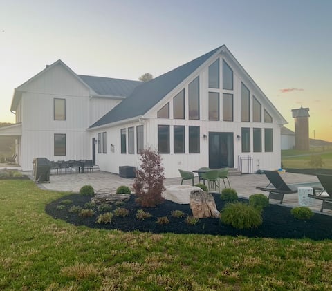 Sunny Slope Farmhouse - Private Pickleball Court
