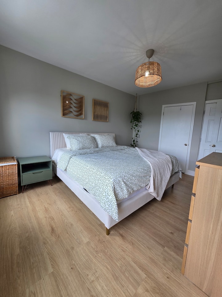 Chambre principale avec lit King Size, salle de bain complète attenante et télévision 55 pouces