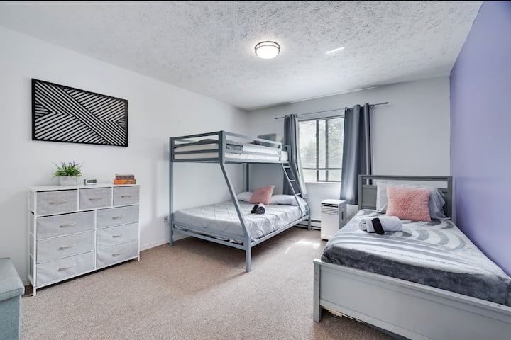 Hay una cama nido debajo de la cama individual para hacer arreglos adicionales para dormir. 