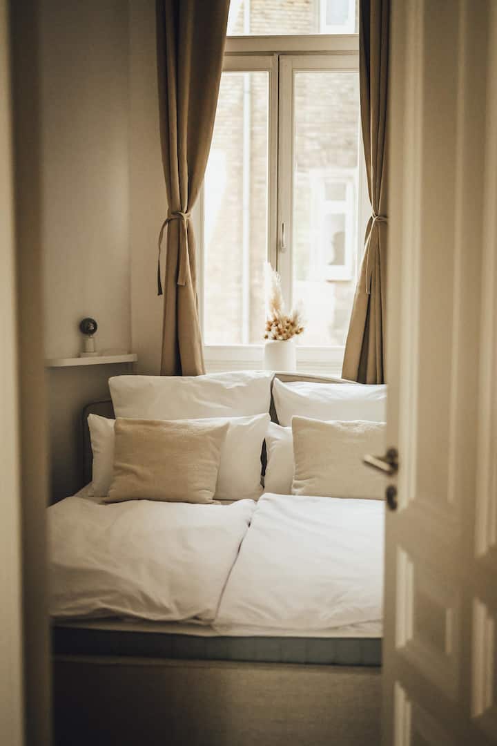 Third bedroom with a queen size 2.00 m x 1.60 m bed and a clothes rack.