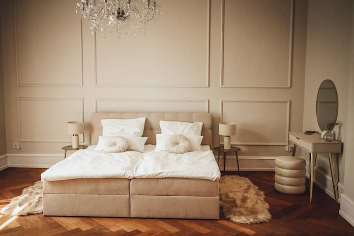 The second bedroom is equipped with a king size 2.00 x 2.00 m bed, a dressing table and a 50 inch smart TV for Netflix and Co. 