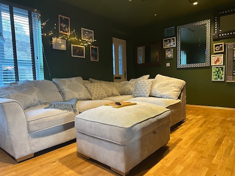 Top Airbnb: Sunny Cuxton Hideaway in Kent