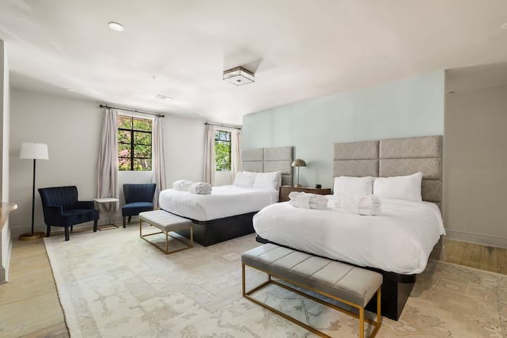 The Present - Room 204 | Great For Groups - Savannah, GA
